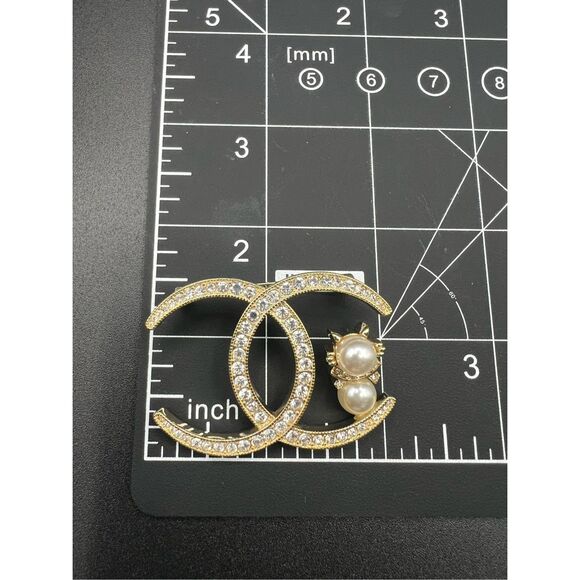 ⚡CLOSET CLEAR-OUT: PRICE DROP⚡Cc brooch pin faux pearl and rhinestones gold tone - Picture 10 of 10